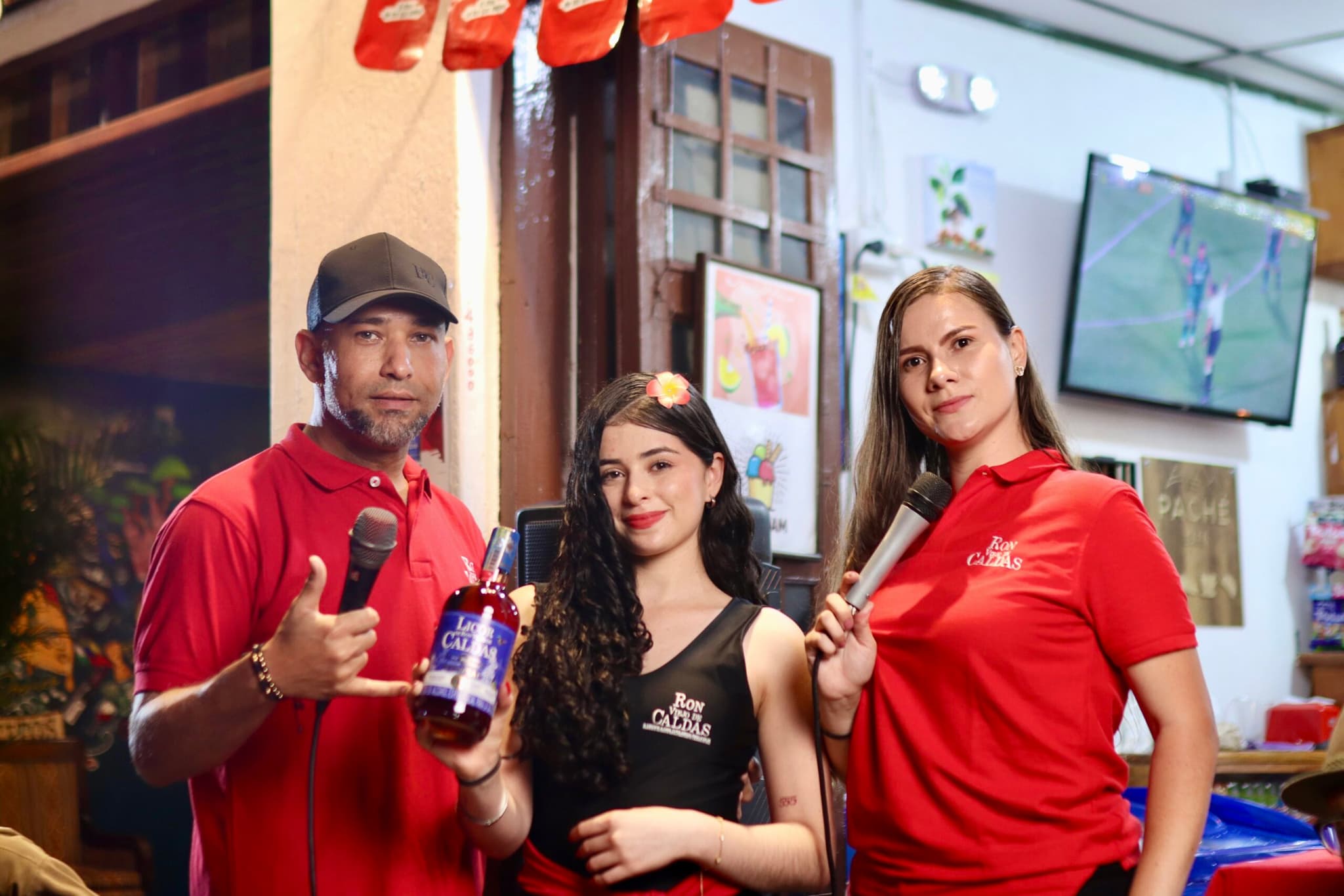 Equipo de Contraste ejecutando una activación de marca en Medellín